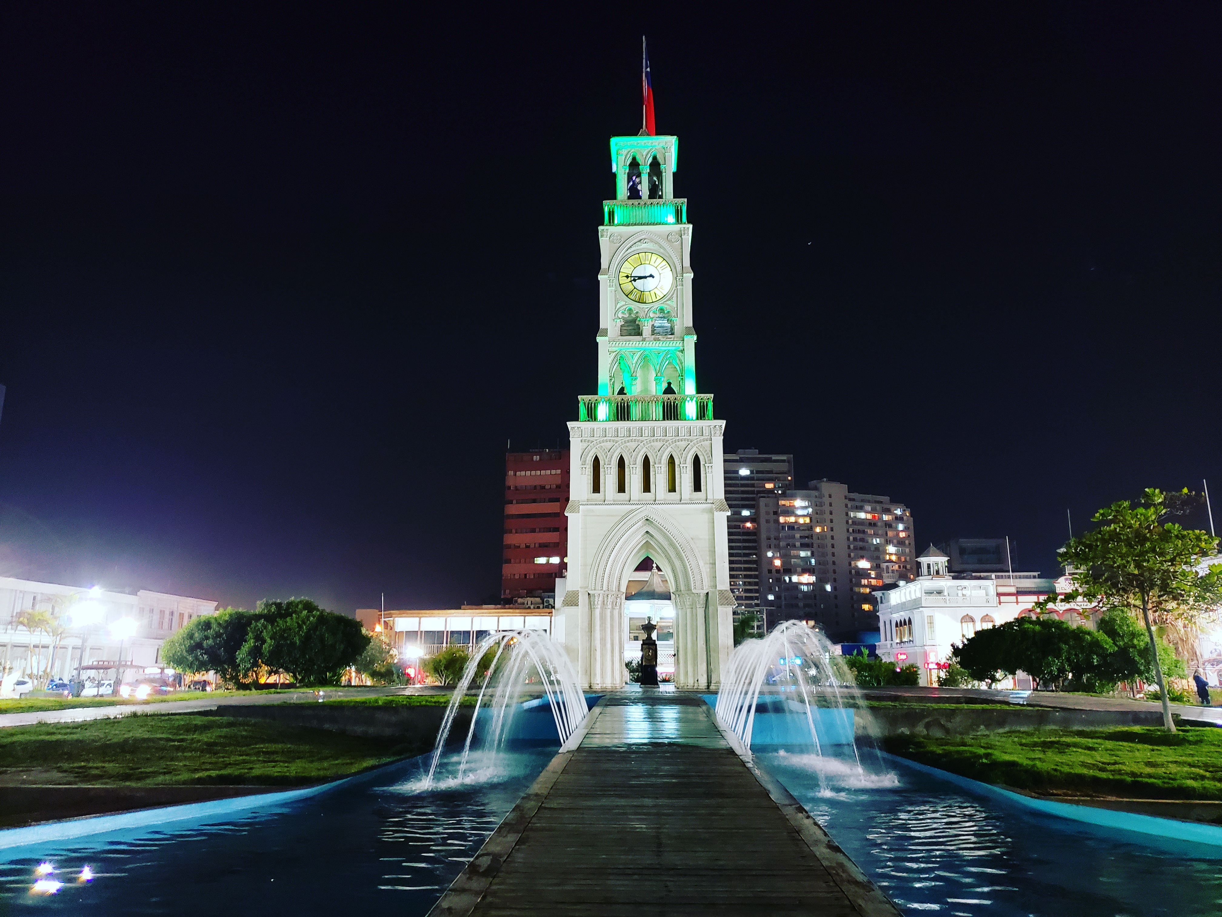 Teatro Municipal de Iquique enmarcado por la arquitectura de la plaza